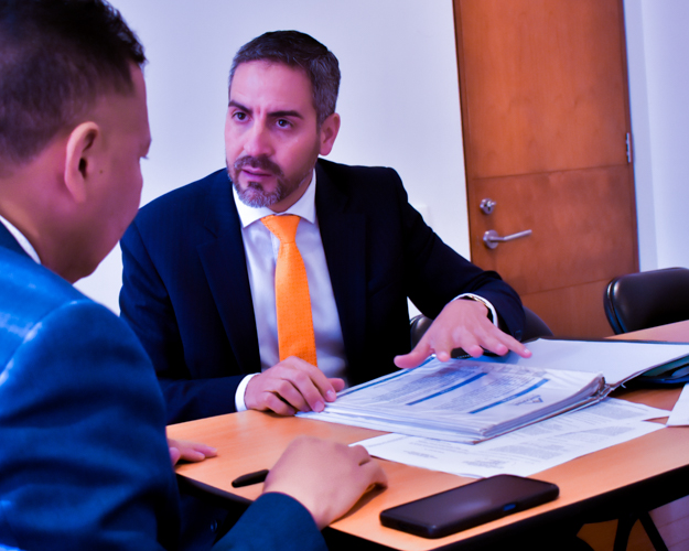 Realizamos evaluaciones exhaustivas de seguridad para identificar vulnerabilidades y riesgos. Esto incluye análisis detallados de las instalaciones, procedimientos operativos y tecnología de seguridad existente.