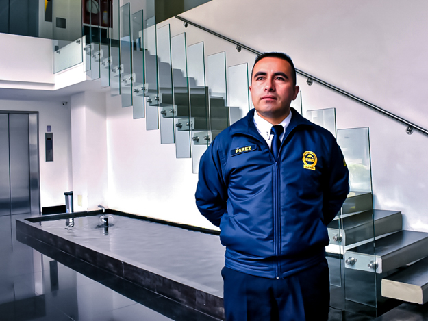 La presencia visible de cámaras de vigilancia disuade a los delincuentes y reduce la probabilidad de robos, vandalismo y otros actos criminales. Los criminales son menos propensos a cometer delitos en áreas bajo vigilancia constante.